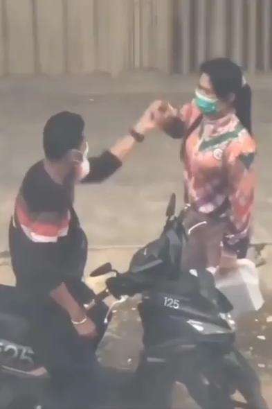 Suami luluhkan hati istri yang emosi.