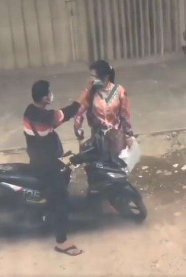 Suami luluhkan hati istri yang emosi.