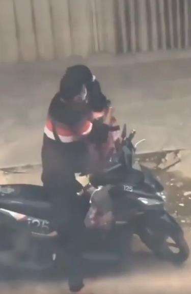 Suami luluhkan hati istri yang emosi.