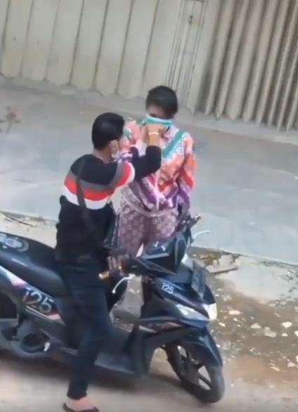 Suami luluhkan hati istri yang emosi.