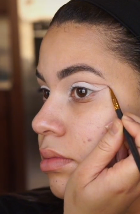 Membuat Gaya Cut Crease Seperti Ariana Grande