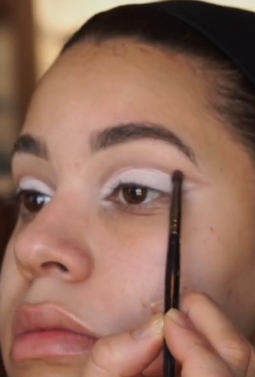 Membuat Gaya Cut Crease Seperti Ariana Grande