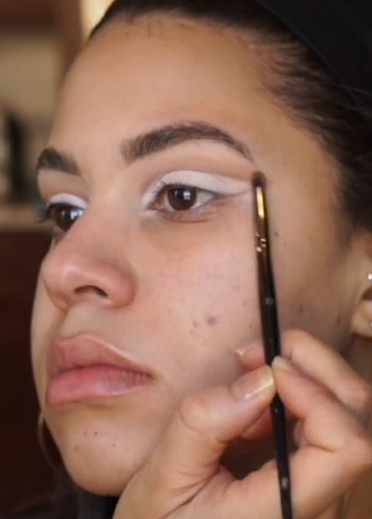 Membuat Gaya Cut Crease Seperti Ariana Grande