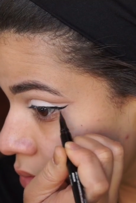 Membuat Gaya Cut Crease Seperti Ariana Grande