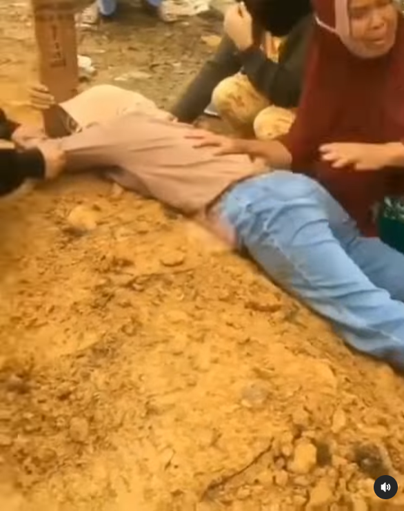 Wanita Ini Nangis Sampai Tiduran di Atas Makam yang Belum Kering