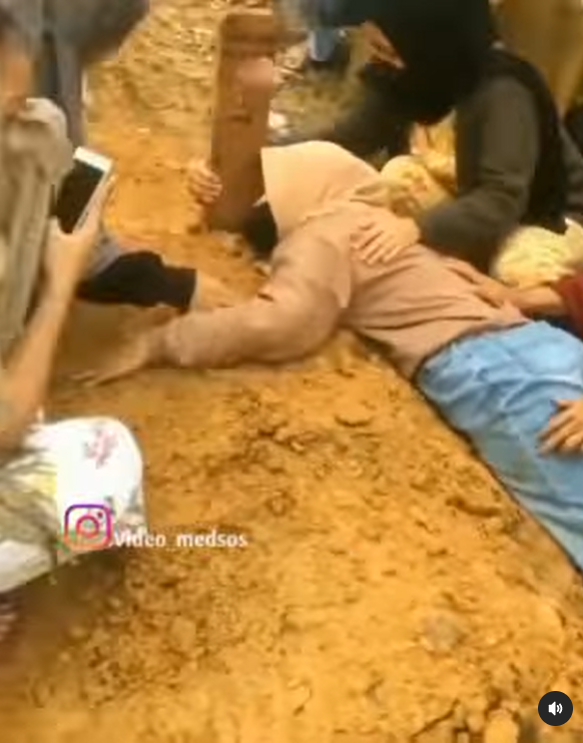Wanita Ini Nangis Sampai Tiduran di Atas Makam yang Belum Kering