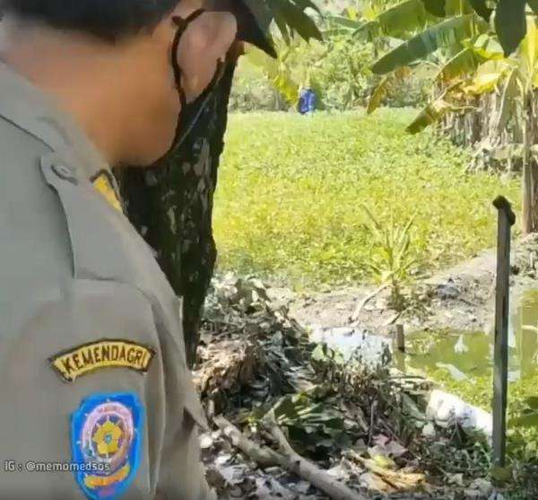 Beralas kain, dua sejoli mesum di kebun.