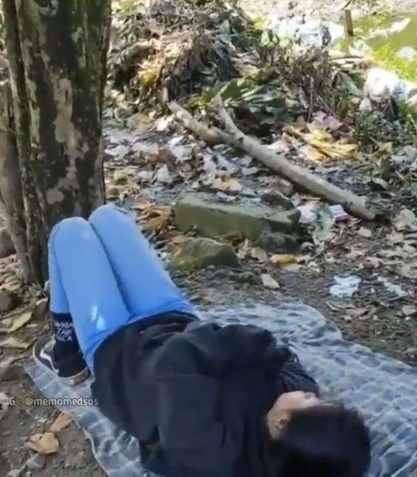 Beralas kain, dua sejoli mesum di kebun.