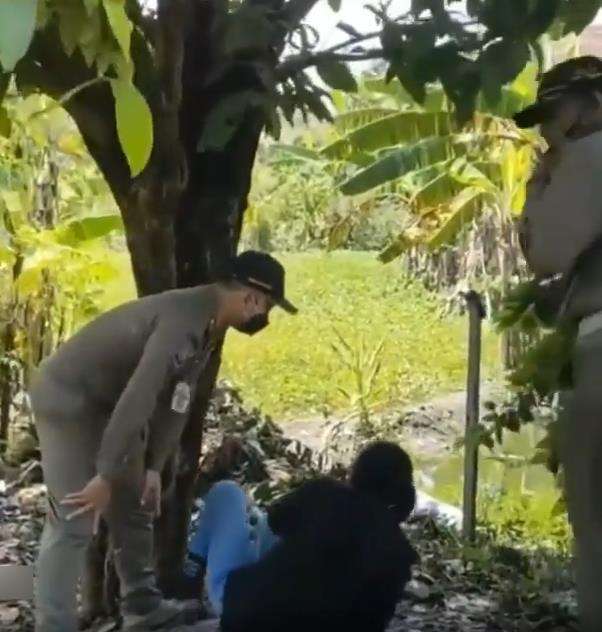 Beralas kain, dua sejoli mesum di kebun.