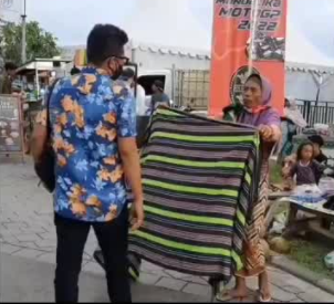Ibu Penjual Kain Tenun di Mandalika Ibu Penjual Kain Tenun di Mandalika