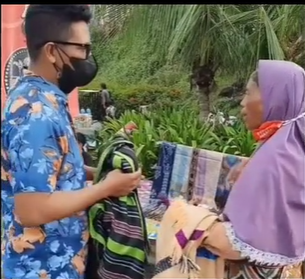 Ibu Penjual Kain Tenun di Mandalika Ibu Penjual Kain Tenun di Mandalika
