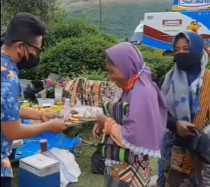 Ibu Penjual Kain Tenun di Mandalika Ibu Penjual Kain Tenun di Mandalika