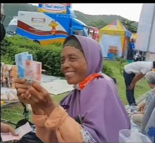 Ibu Penjual Kain Tenun di Mandalika Ibu Penjual Kain Tenun di Mandalika