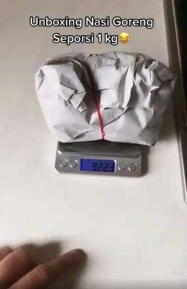 Unboxing nasi goreng jumbo hampir 1 kg.