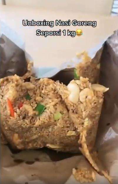 Unboxing nasi goreng jumbo hampir 1 kg.