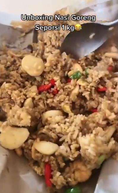 Unboxing nasi goreng jumbo hampir 1 kg.