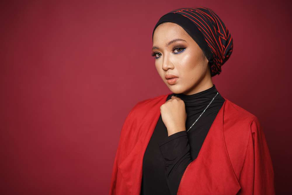 Menggunakan Pakaian Berwarna Hitam dan Merah