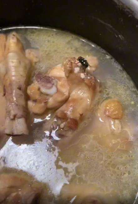 Mau goreng ayam malah temukan hal menjijikkan.