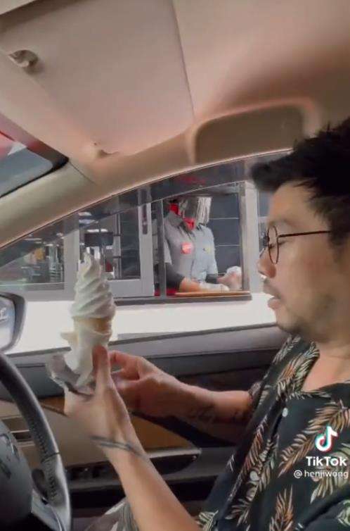 Makan mie instan kuah pedas campur es krim.