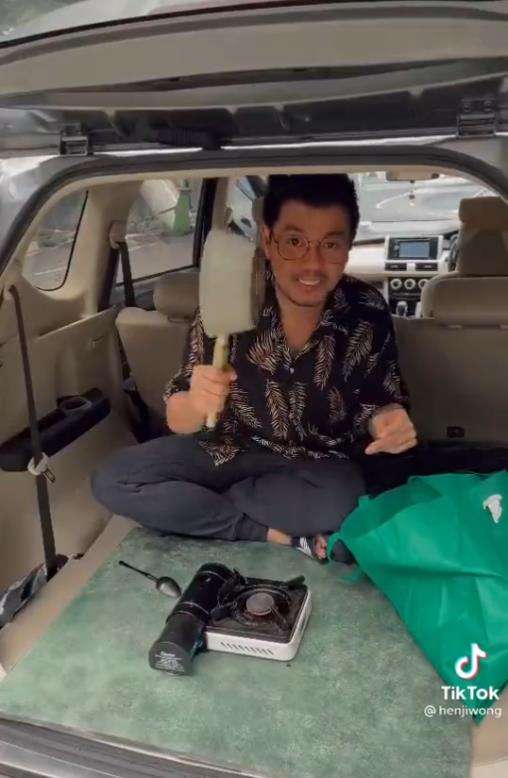 Makan mie instan kuah pedas campur es krim.