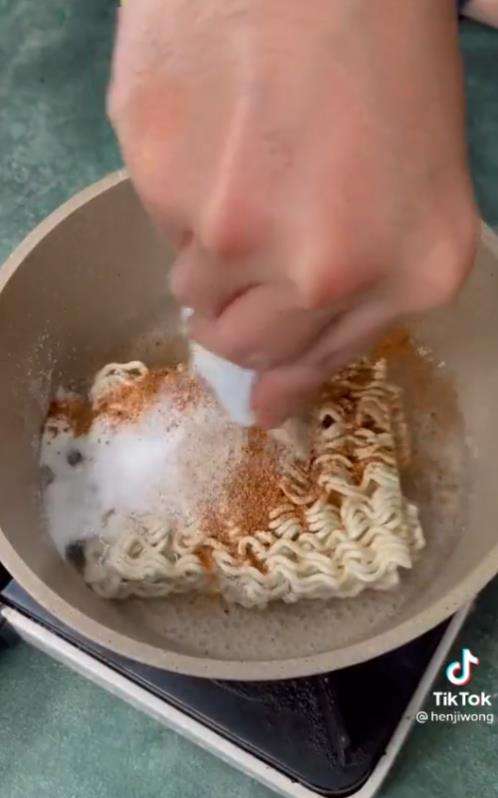 Makan mie instan kuah pedas campur es krim.