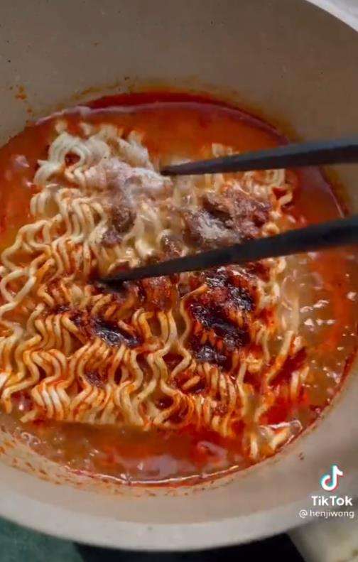 Makan mie instan kuah pedas campur es krim.
