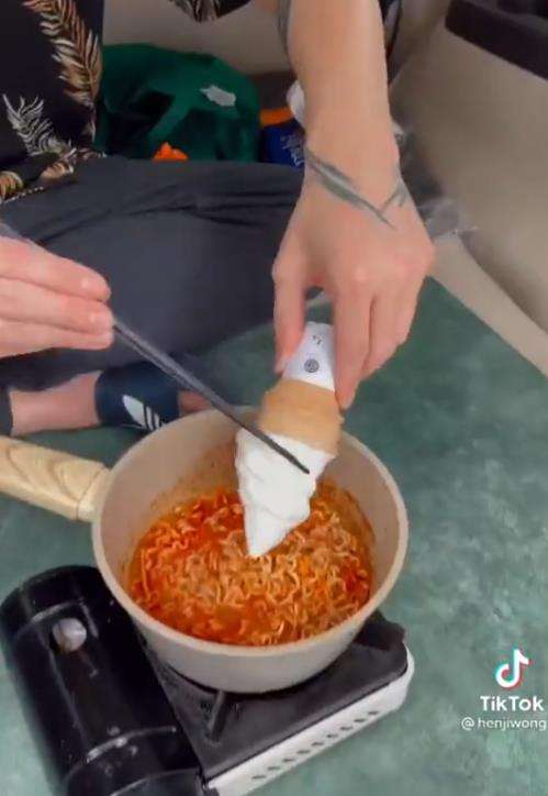 Makan mie instan kuah pedas campur es krim.