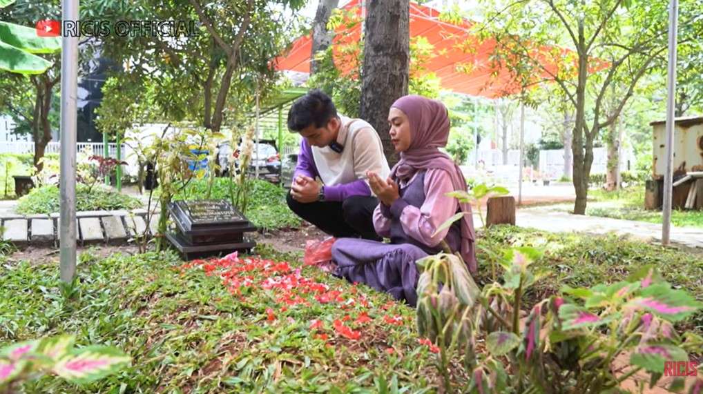 Ricis ditemani suami ke makam ayahnya
