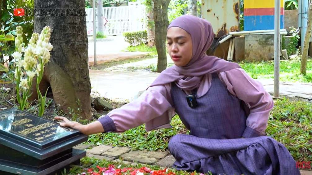 Ricis ditemani suami ke makam ayahnya