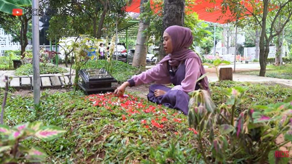Ricis ditemani suami ke makam ayahnya
