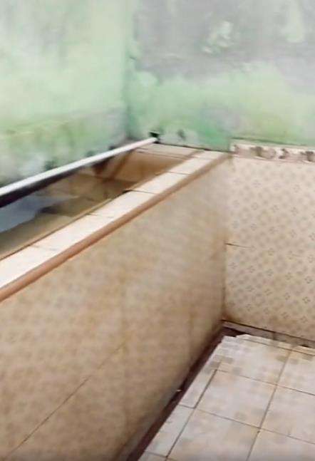 Kamar mandi dengan toilet anti-mainstream.