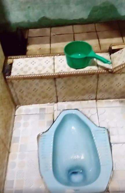 Kamar mandi dengan toilet anti-mainstream.