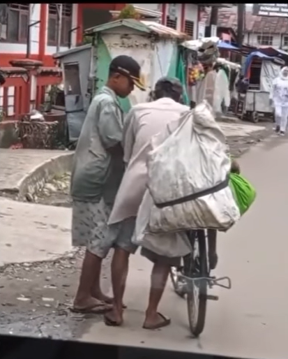 Bapak dan anak pemulung