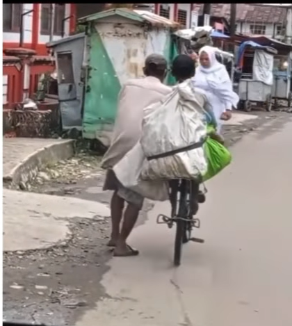 Bapak dan anak pemulung