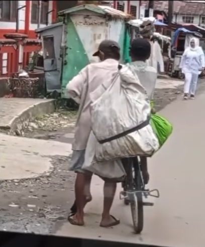 Bapak dan anak pemulung