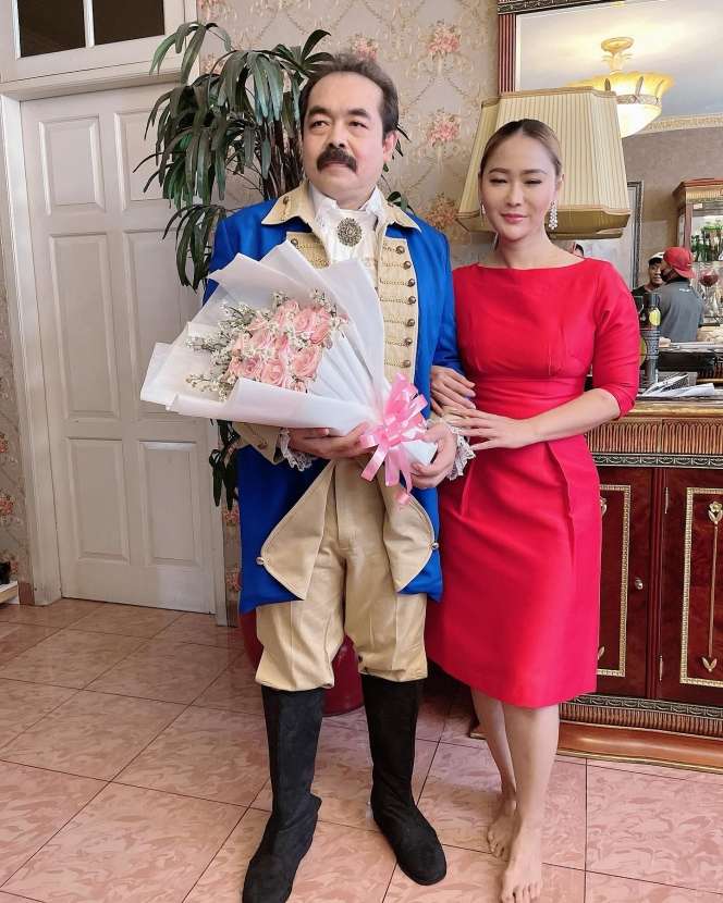 7 Gaya Cosplay Karakter Adam Suseno 7 Gaya Cosplay Karakter Adam Suseno