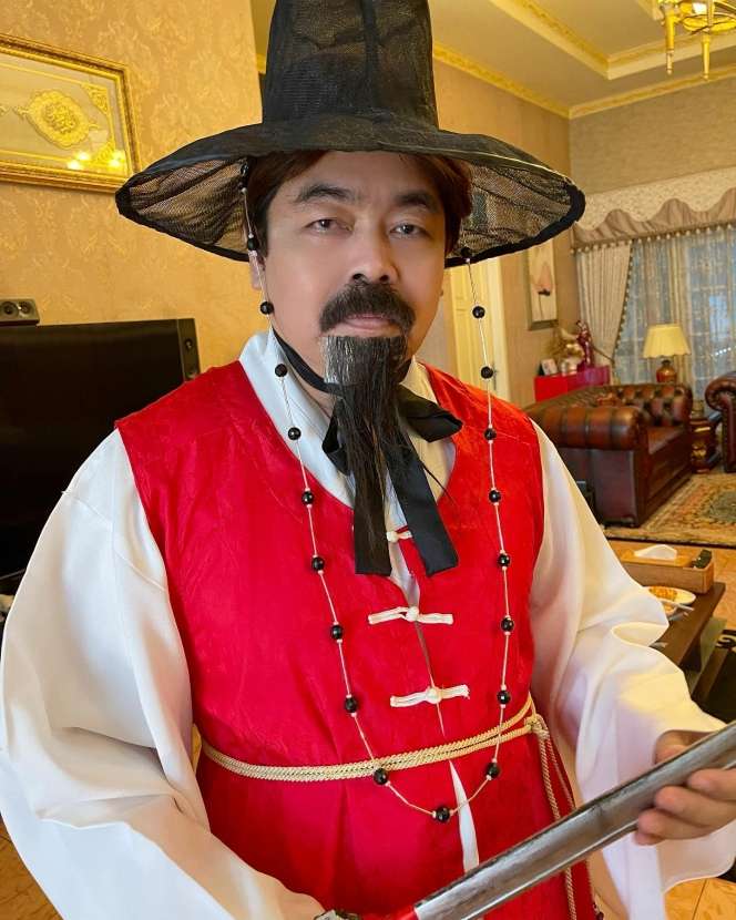 7 Gaya Cosplay Karakter Adam Suseno 7 Gaya Cosplay Karakter Adam Suseno