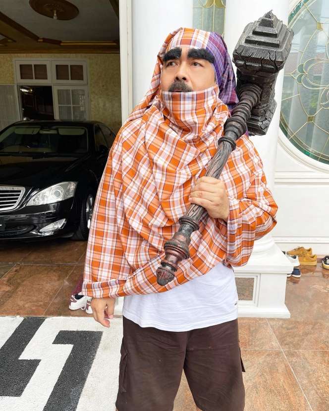 7 Gaya Cosplay Karakter Adam Suseno 7 Gaya Cosplay Karakter Adam Suseno