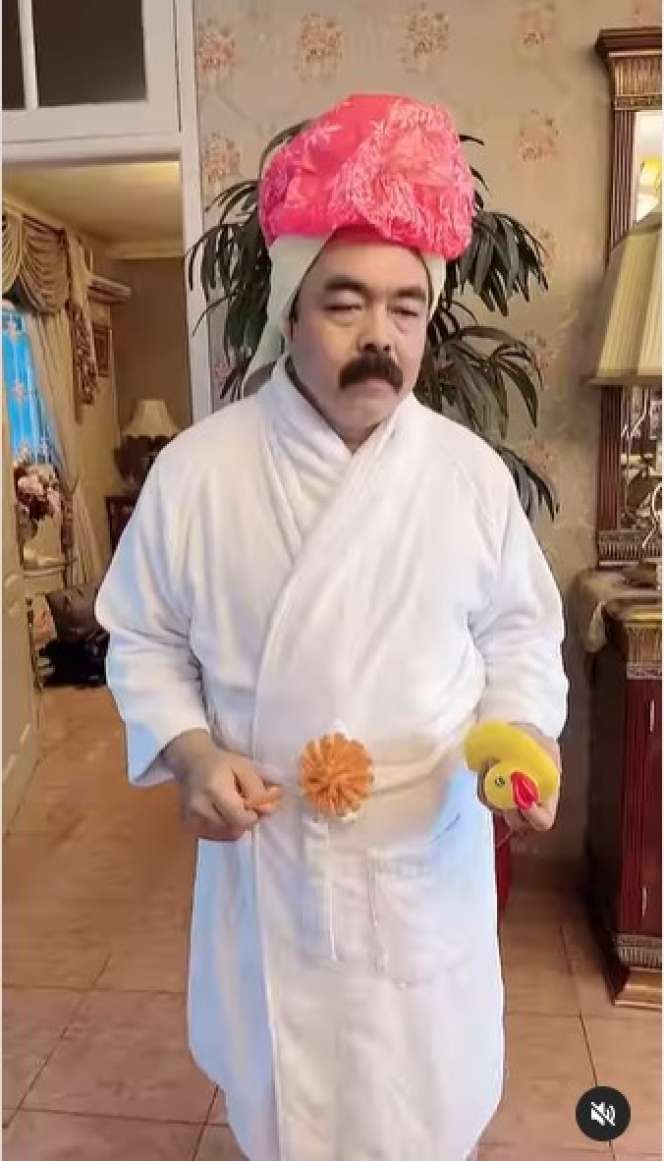 7 Gaya Cosplay Karakter Adam Suseno 7 Gaya Cosplay Karakter Adam Suseno