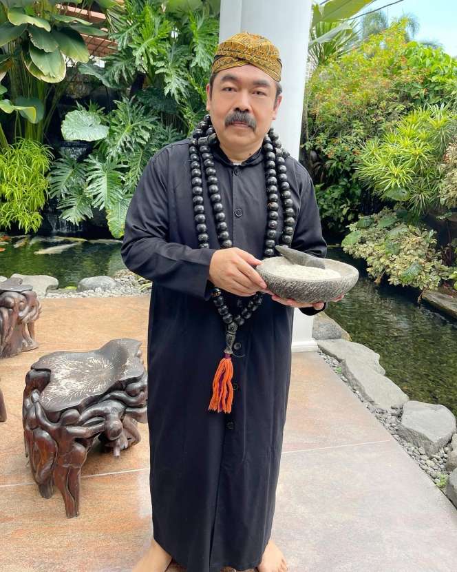 7 Gaya Cosplay Karakter Adam Suseno 7 Gaya Cosplay Karakter Adam Suseno