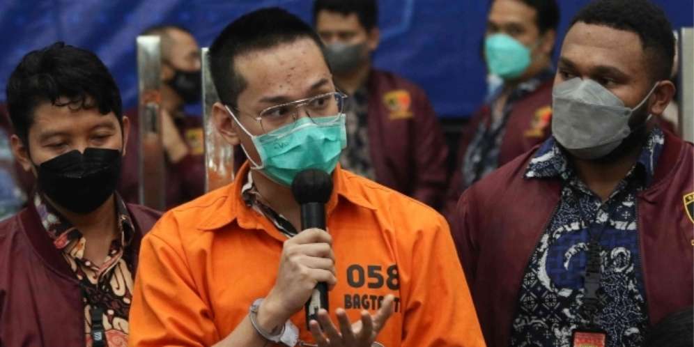 Indra Kenz pakai baju tahanan