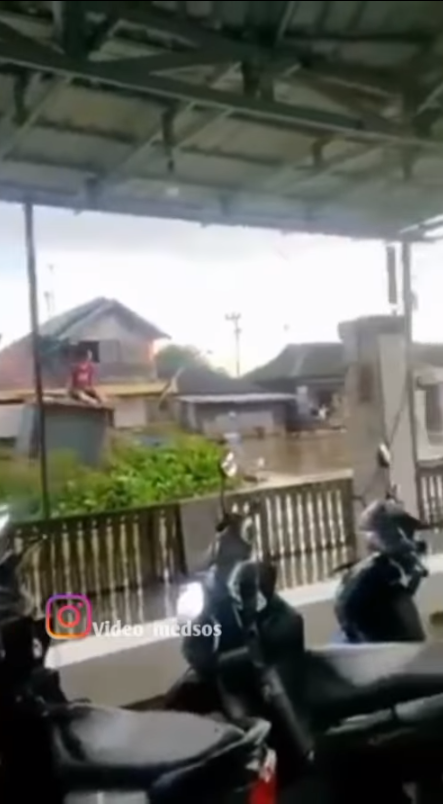 Jamban Terbawa Arus Sungai Jamban Terbawa Arus Sungai