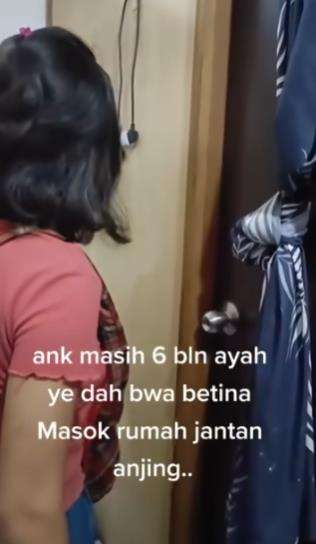 Istri pergoki suami berduaan dengan pelakor di kamar.