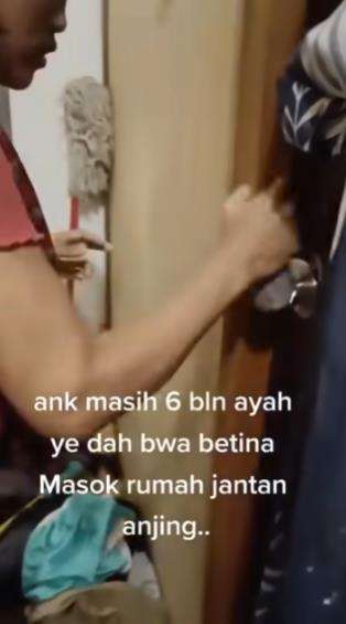 Istri pergoki suami berduaan dengan pelakor di kamar.