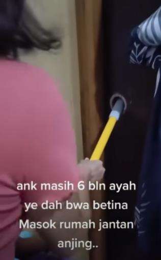 Istri pergoki suami berduaan dengan pelakor di kamar.