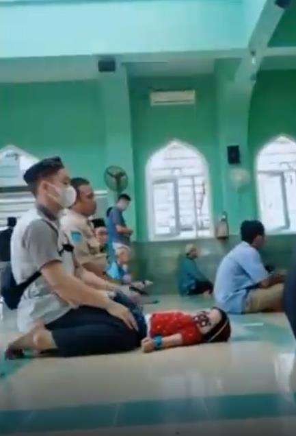Pria sholat sambil gendong anak menuai pujian.