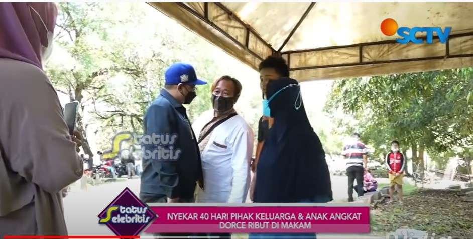 keponakan dan anak angkat adu mulut di depan makam Dorce