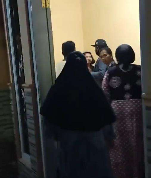 Suami ambil lagi seserahan yang sudah diberikan kepada istri.