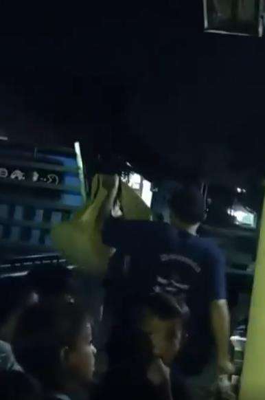 Suami ambil lagi seserahan yang sudah diberikan kepada istri.