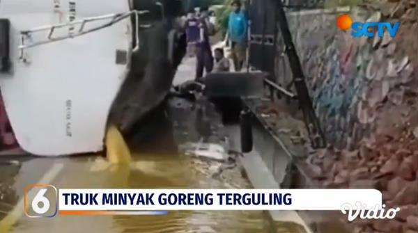 Truk tangki pengangkut minyak goreng curah terguling di Ciamis.